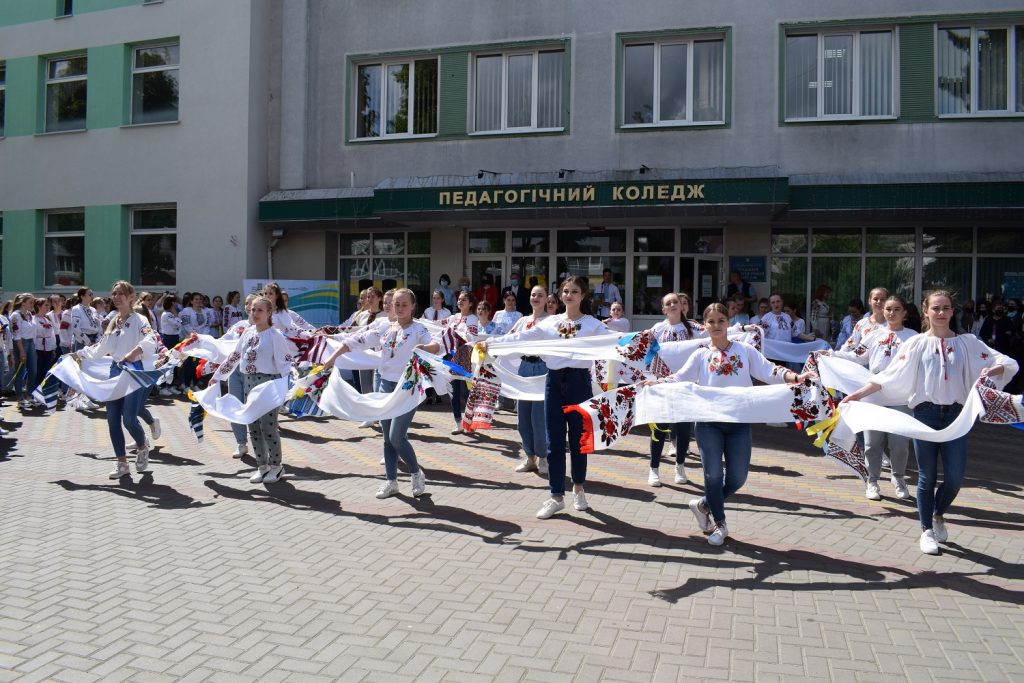 Ви зараз переглядаєте День вишиванки та День науки