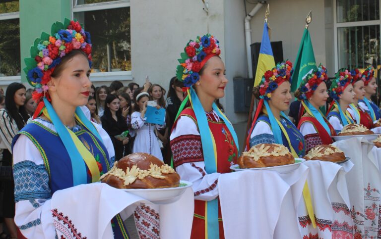 УРОЧИСТА ПОСВЯТА У ПЕРШОКУРСНИКИ НА ДЕНЬ ЗНАНЬ (ВІДЕО, ФОТО)