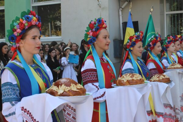 УРОЧИСТА ПОСВЯТА У ПЕРШОКУРСНИКИ НА ДЕНЬ ЗНАНЬ (ВІДЕО, ФОТО)