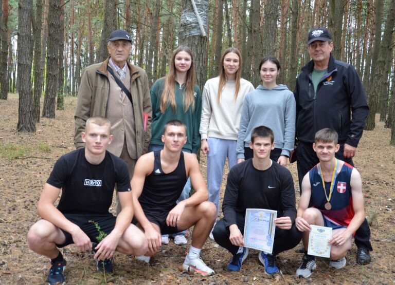 ДРУГІ НА ЛЕКОАТЛЕТИЧНОМУ КРОСІ