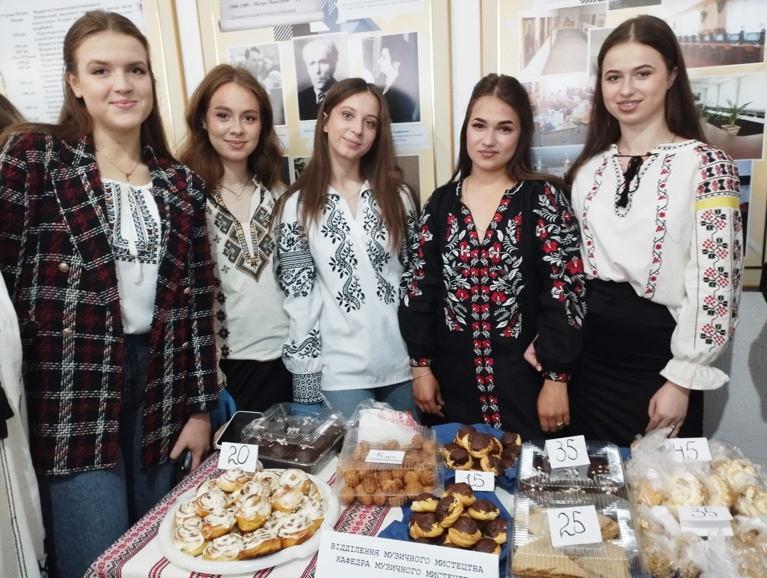 Ви зараз переглядаєте БЛАГОДІЙНИЙ ЯРМАРОК НА ПІДТРИМКУ ЗСУ ДО ДНЯ ВИШИВАНКИ