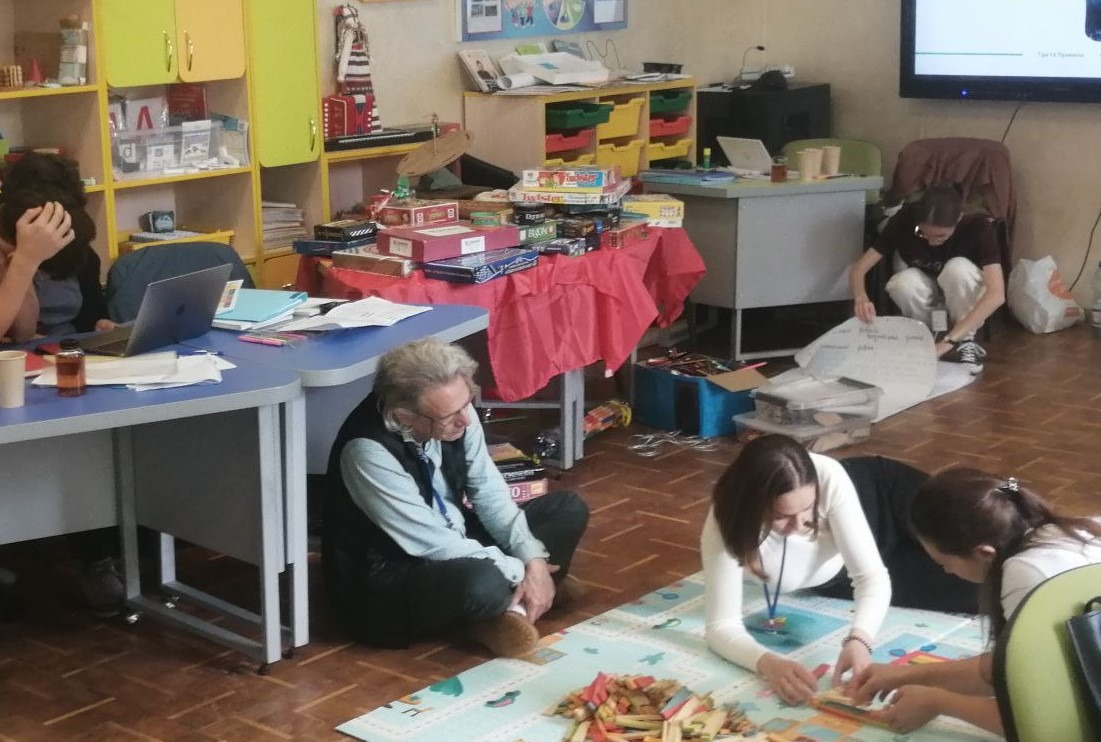 Ви зараз переглядаєте Тренінговий курс «Вільна гра». «Дитяча культура і універсальність гри»
