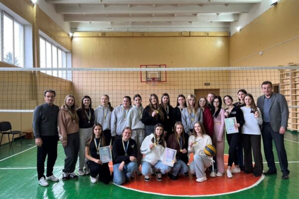 ДВА ТИЖНІ ВОЛЕЙБОЛЬНИХ БАТАЛІЙ МІЖ ДІВЧАТАМИ