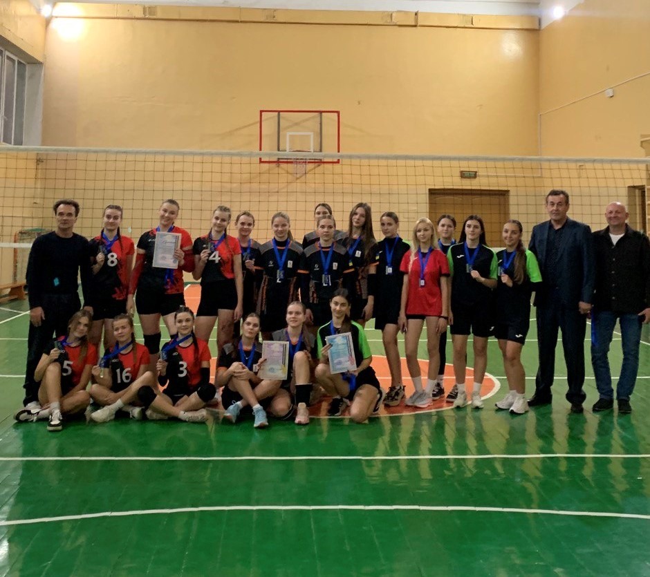 Ви зараз переглядаєте Змагання з волейболу серед студенток спеціальності «Фізична культура»