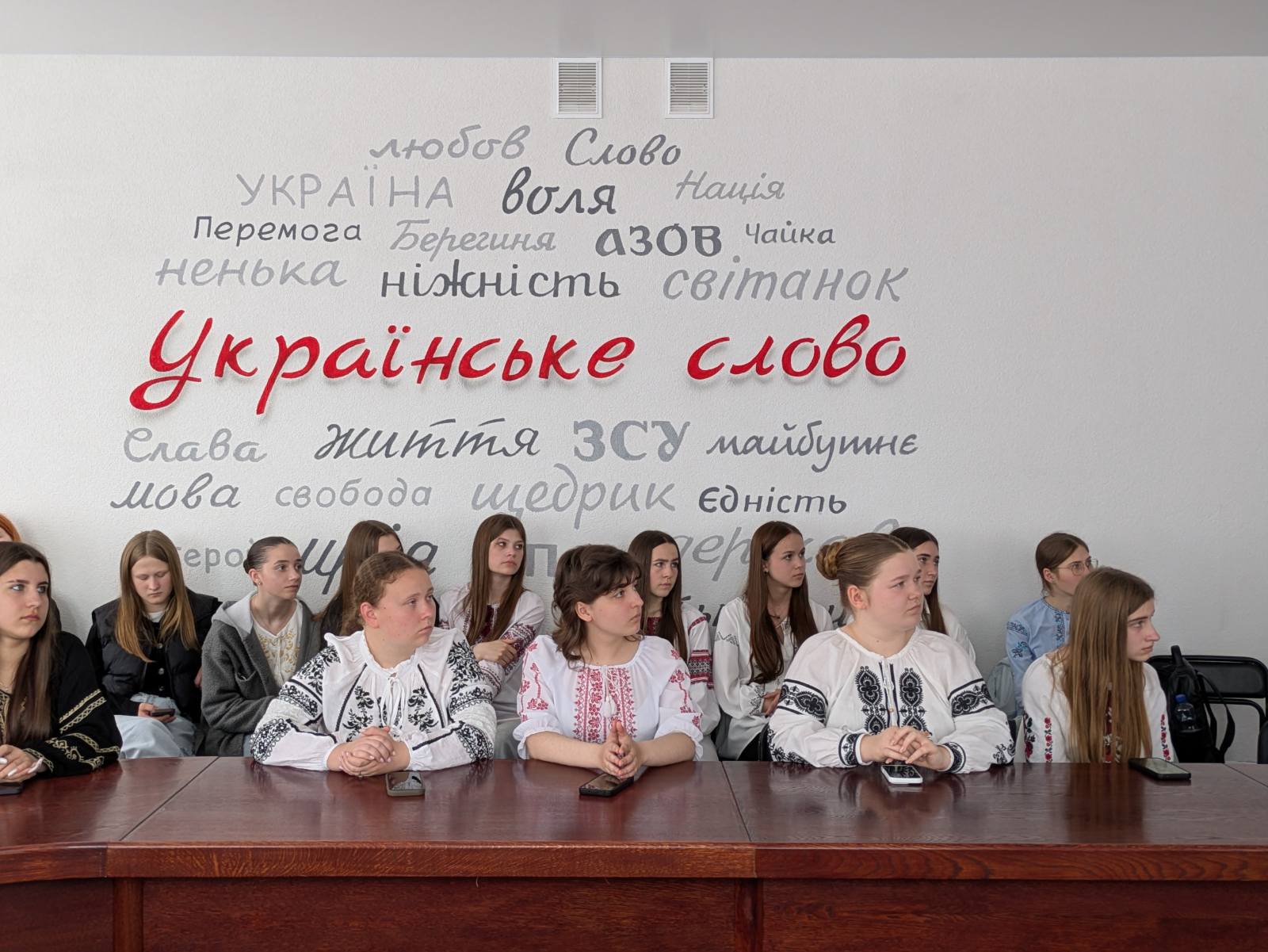 Ви зараз переглядаєте ЗАВДЯКИ КОЖНОМУ З НАС — ЖИВЕ УКРАЇНСЬКА ВИШИВАНКА!