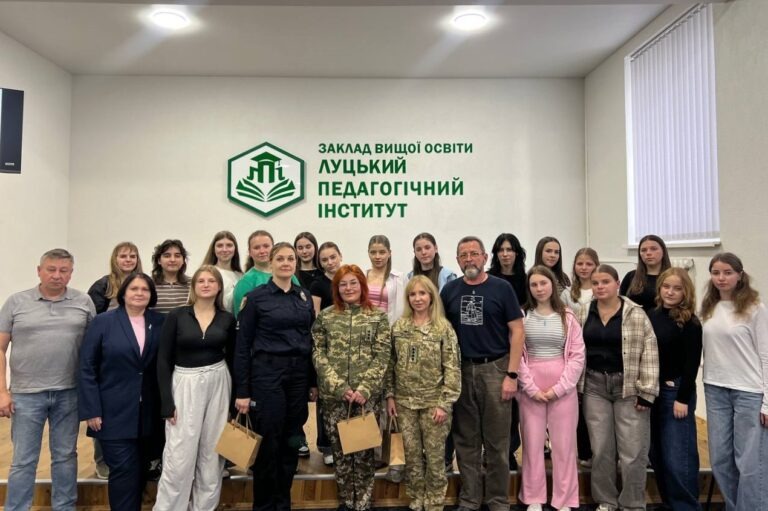 ПОЗА СТЕРЕОТИПАМИ: СПРАВЖНІ ІСТОРІЇ ЗАХИСНИЦЬ